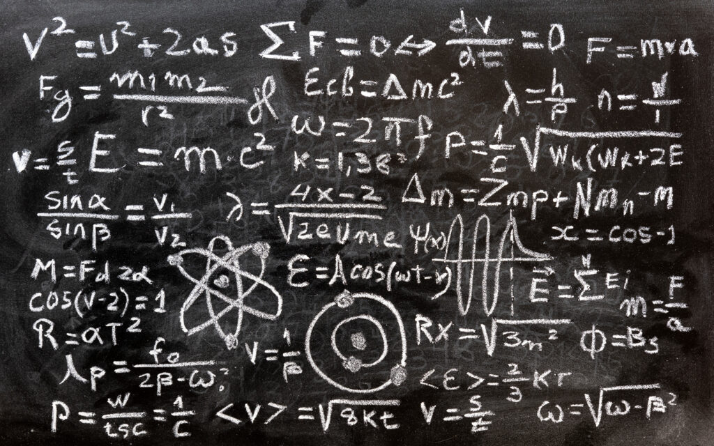 Operaciones y formulas de física cuántica escritas con una tiza en la pizarra